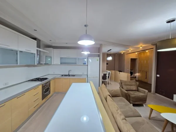 Tirane, jepet me qera apartament 2+1 Kati 2, 116 m² 590 € (Yzberisht)