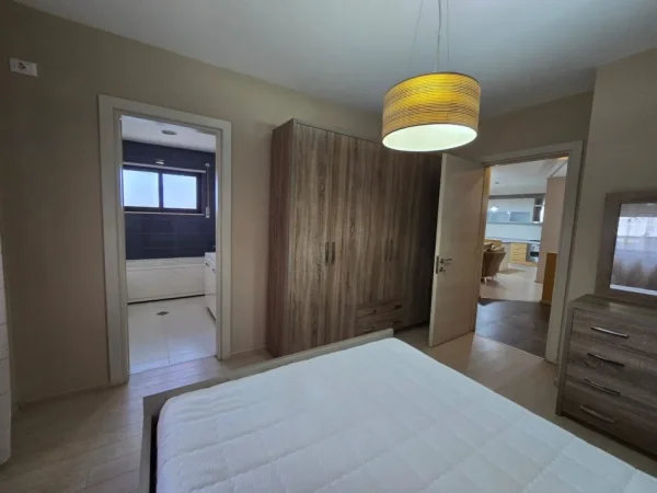 Tirane, jepet me qera apartament 2+1 Kati 2, 116 m² 590 € (Yzberisht)