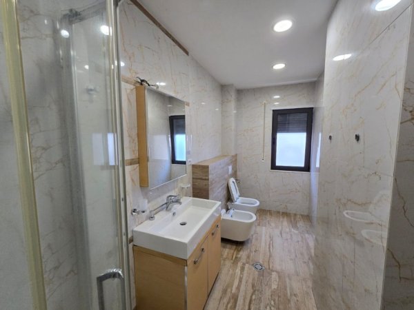 Tirane, jepet me qera apartament 2+1 Kati 2, 116 m² 650 € (Yzberisht)
