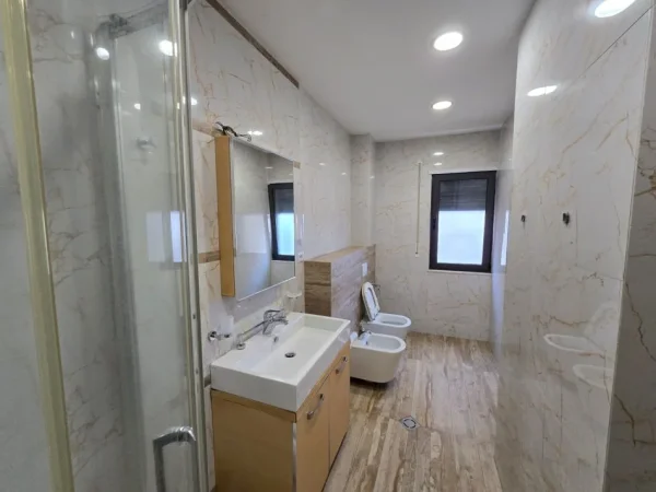 Tirane, jepet me qera apartament 2+1 Kati 2, 116 m² 590 € (Yzberisht)