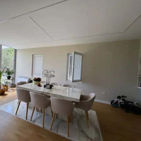 Tirane, shitet Vile 4+1 , 360 m² (VISHNJE)