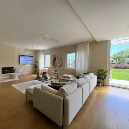 Tirane, shitet Vile 4+1 , 360 m² (VISHNJE)