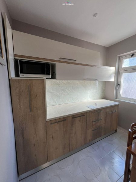 Tirane, jepet me qera apartament 1+1+Ballkon Kati 4, 75 m² 450 € (rugen Ferit Xhajko)