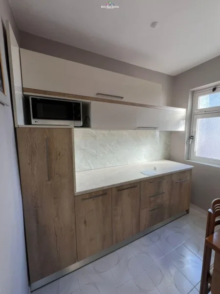 Tirane, jepet me qera apartament 1+1+Ballkon Kati 4, 75 m² 450 € (rugen Ferit Xhajko)
