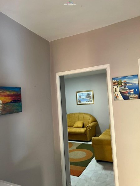 Tirane, jepet me qera apartament 1+1+Ballkon Kati 4, 75 m² 450 € (rugen Ferit Xhajko)