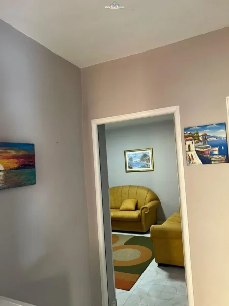 Tirane, jepet me qera apartament 1+1+Ballkon Kati 4, 75 m² 450 € (rugen Ferit Xhajko)