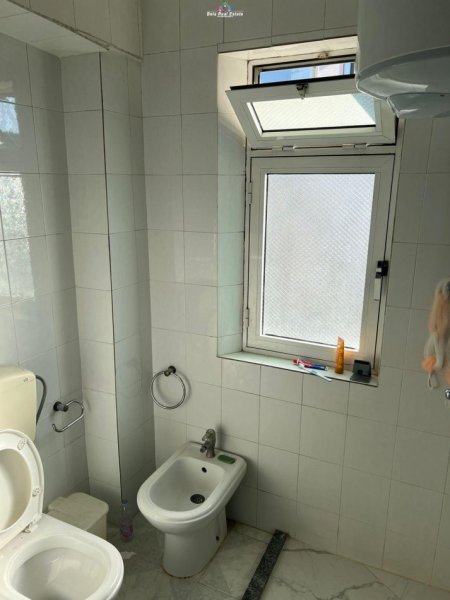 Tirane, jepet me qera apartament 1+1+Ballkon Kati 4, 75 m² 450 € (rugen Ferit Xhajko)