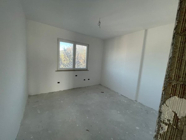 Tirane, shitet apartament 2+1 Kati 3, 129 m² 130.000 € (Fresk)