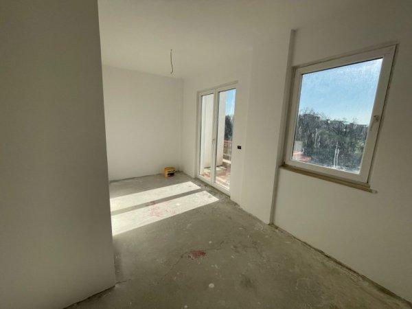 Tirane, shitet apartament 2+1 Kati 3, 129 m² 130.000 € (Fresk)