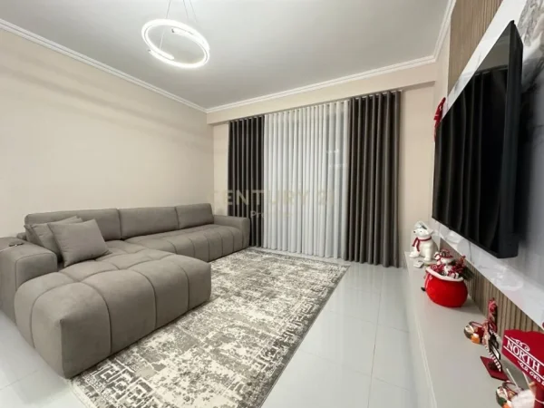 Tirane, jepet me qera apartament 2+1+Aneks+Ballkon Kati 7, 95 m² 600 € (URBAN GATE)