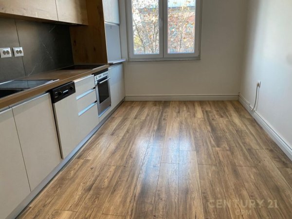 Tirane, jepet me qera apartament 2+1+Aneks+Ballkon Kati 4, 78 m² 700 € (RRUGA E KAVAJES)