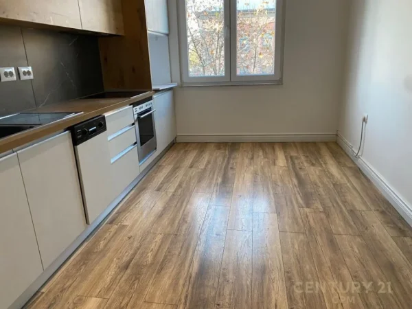 Tirane, jepet me qera apartament 2+1+Aneks+Ballkon Kati 4, 78 m² 700 € (RRUGA E KAVAJES)