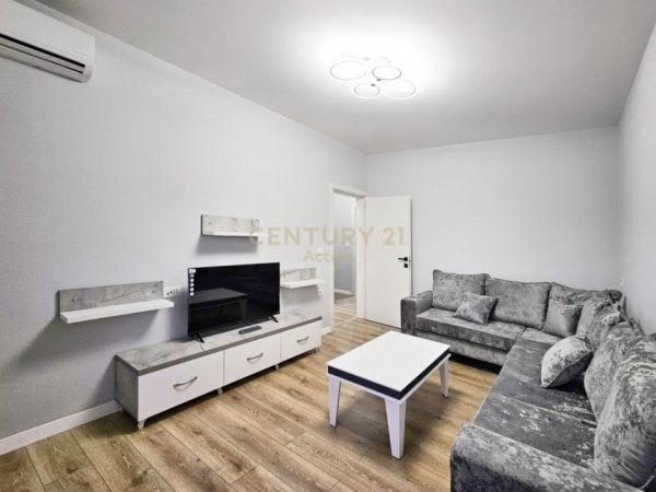 Tirane, jepet me qera apartament 1+1+Aneks+Ballkon Kati 4, 53 m² 650 € (RRUGA E BARRIKADAVE)