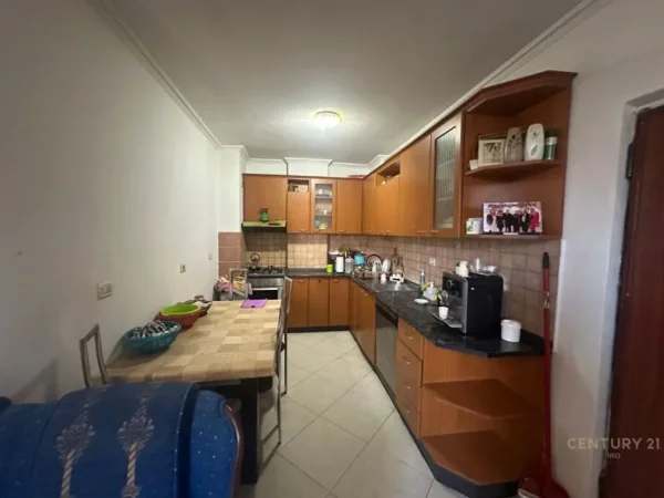Tirane, shitet apartament 2+1+Ballkon Kati 2, 93 m² 117.000 € (Pallati me Shigjeta)