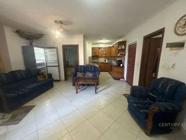 Tirane, shitet apartament 2+1+Ballkon Kati 2, 93 m² 117.000 € (Pallati me Shigjeta)