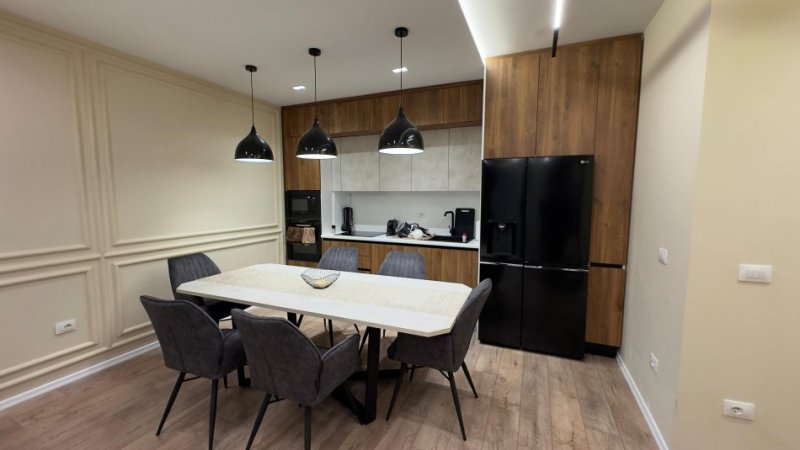 Tirane, jepet me qera apartament 2+1+Ballkon Kati 1, 105 m² 1.300 € (Liqeni i Thatë)
