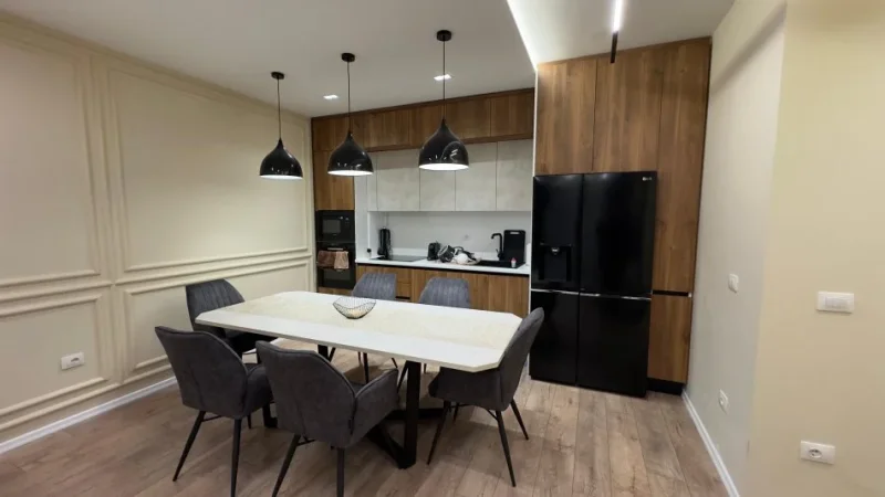 Tirane, jepet me qera apartament 2+1+Ballkon Kati 1, 105 m² 1.300 € (Liqeni i Thatë)