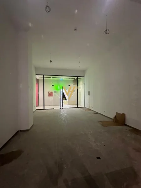 Tirane, shitet dyqan Kati 1, 63 m² 360.500 € (RRUGA E KAVAJES)