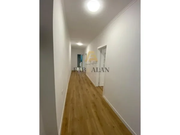 Tirane, shitet apartament 2+1+2 Kati 2, 83 m² 185.000 € (Rruga e Durresit)