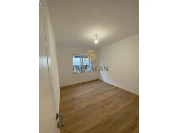 Tirane, shitet apartament 2+1+2 Kati 2, 83 m² 185.000 € (Rruga e Durresit)