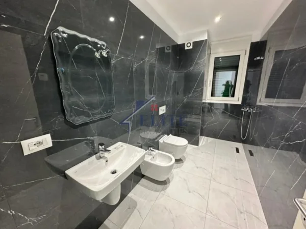 Tirane, shitet apartament 3+1+Ballkon Kati 9, 143 m² 500.000 € (Rruga e Kosovareve)