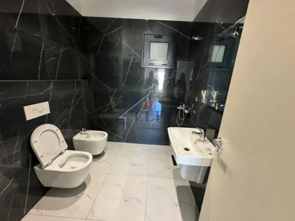 Tirane, shitet apartament 3+1+Ballkon Kati 9, 143 m² 500.000 € (Rruga e Kosovareve)