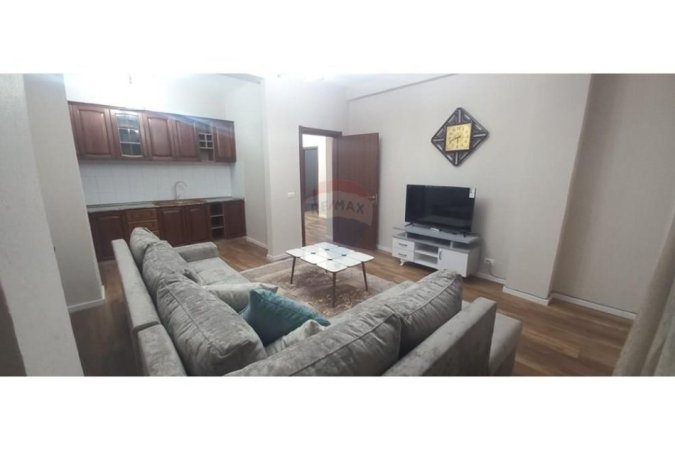 Tirane, jepet me qera 2+1 Kati 4, 104 m² 800 € 