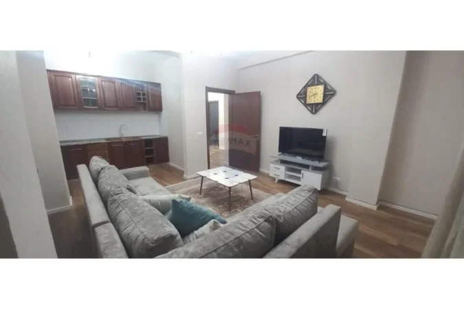 Tirane, jepet me qera 2+1 Kati 4, 104 m² 800 € 