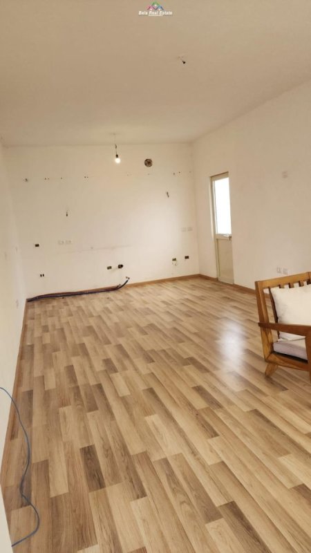 Tirane, shes Vile 2+1 Kati 1, 490 m² (kashar)