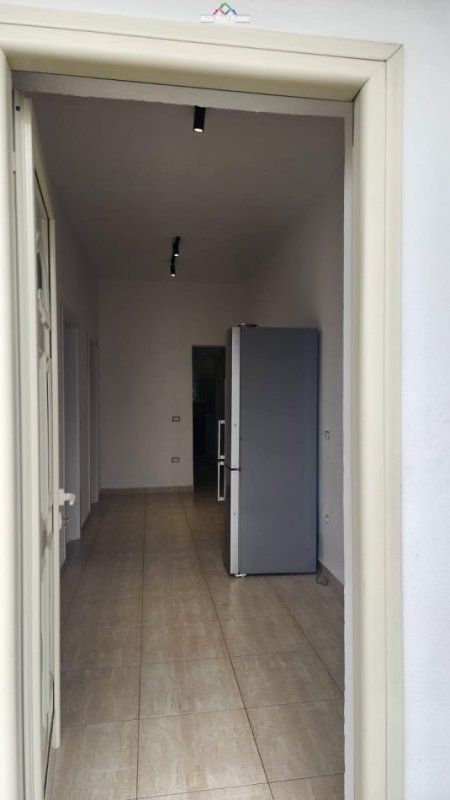Tirane, shes Vile 2+1 Kati 1, 490 m² (kashar)