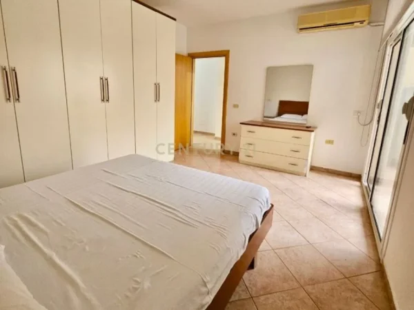 Tirane, jepet me qera apartament 2+1+Ballkon Kati 8, 90 m² 650 € (komuna e parisit)