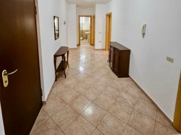 Tirane, jepet me qera apartament 2+1+Ballkon Kati 8, 90 m² 650 € (komuna e parisit)