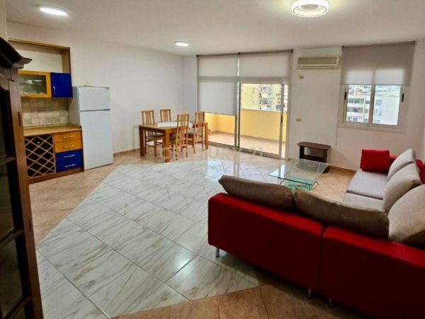 Tirane, jepet me qera apartament 2+1+Ballkon Kati 8, 90 m² 650 € (komuna e parisit)