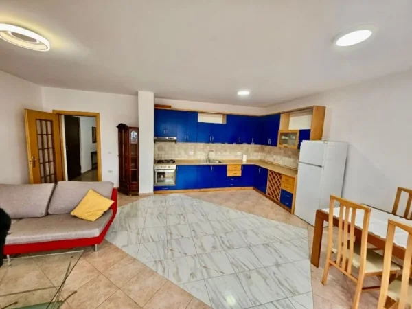 Tirane, jepet me qera apartament 2+1+Ballkon Kati 8, 90 m² 650 € (komuna e parisit)