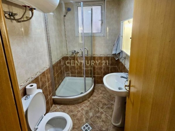 Tirane, jepet me qera apartament 2+1+Ballkon Kati 8, 90 m² 650 € (komuna e parisit)