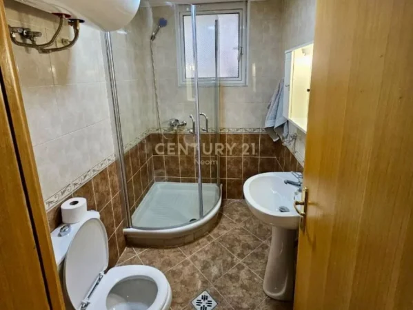 Tirane, jepet me qera apartament 2+1+Ballkon Kati 8, 90 m² 650 € (komuna e parisit)