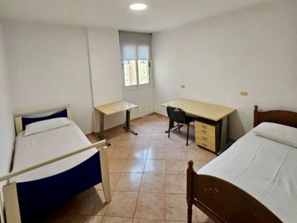 Tirane, jepet me qera apartament 2+1+Ballkon Kati 8, 90 m² 650 € (komuna e parisit)