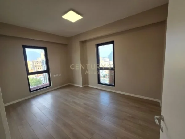 Tirane, jepet me qera zyre Kati 10, 161 m² 1.400 € (RRUGA E KAVAJES)