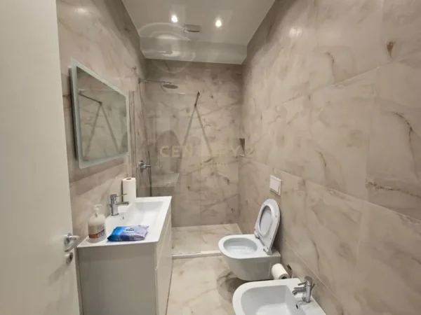 Tirane, jepet me qera zyre Kati 10, 161 m² 1.400 € (RRUGA E KAVAJES)