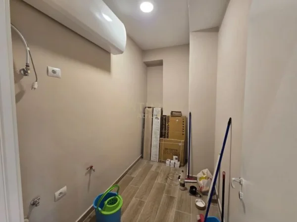 Tirane, jepet me qera zyre Kati 10, 161 m² 1.400 € (RRUGA E KAVAJES)