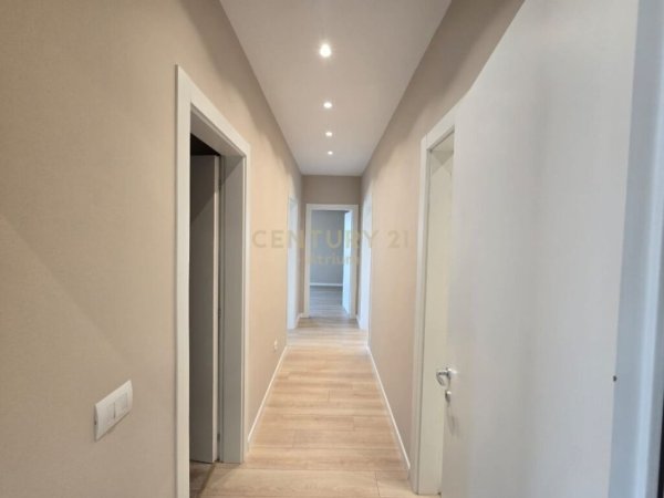 Tirane, jepet me qera zyre Kati 10, 161 m² 1.400 € (RRUGA E KAVAJES)