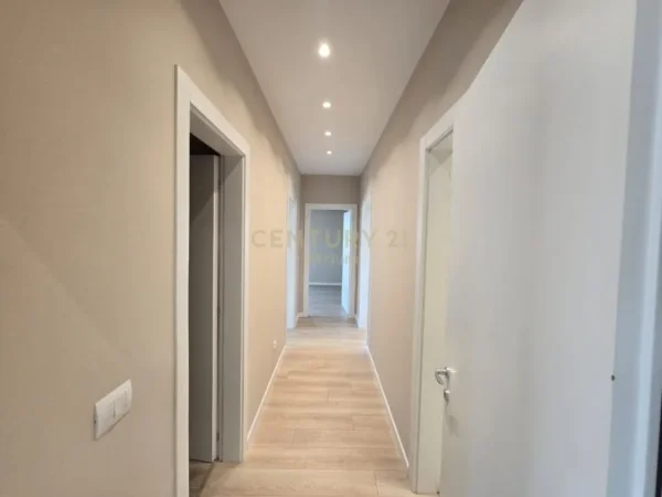 Tirane, jepet me qera zyre Kati 10, 161 m² 1.400 € (RRUGA E KAVAJES)