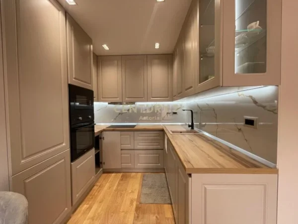 Tirane, jepet me qera apartament 2+1+Ballkon Kati 6, 135 m² 600 € (ASTIR)