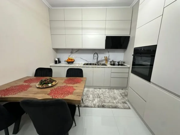 Tirane, jepet me qera apartament 2+1 Kati 7, 90 m² 600 € (ASTIR)