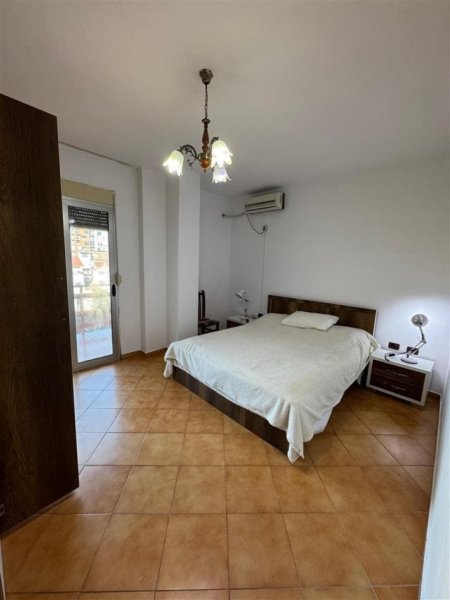 Tirane, jepet me qera apartament 1+1+Ballkon Kati 3, 64 m² 470 € (Xhamllik)