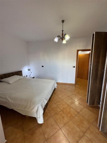 Tirane, jepet me qera apartament 1+1+Ballkon Kati 3, 64 m² 470 € (Xhamllik)