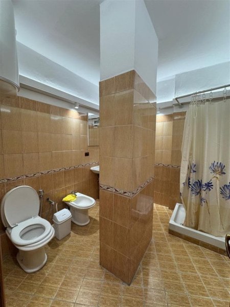 Tirane, jepet me qera apartament 1+1+Ballkon Kati 3, 64 m² 470 € (Xhamllik)