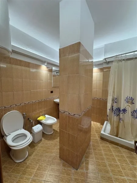 Tirane, jepet me qera apartament 1+1+Ballkon Kati 3, 64 m² 470 € (Xhamllik)