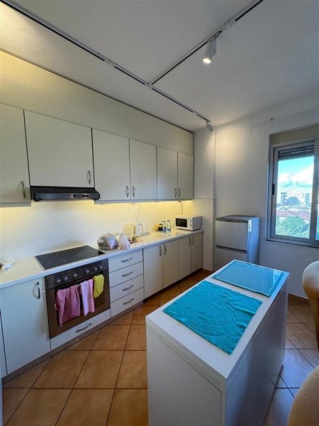 Tirane, jepet me qera apartament 1+1+Ballkon Kati 3, 64 m² 470 € (Xhamllik)