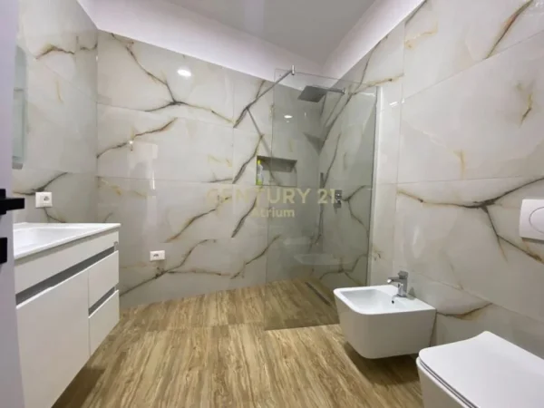 Tirane, jepet me qera apartament 3+1 Kati 2, 90 m² 600 € (OXHAKU)